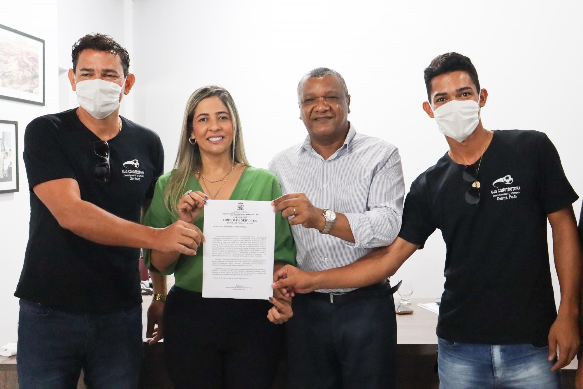 Prefeita Patrícia Evelin assina ordem de serviços para construção de campo de futebol no Povoado Manchão do Meio