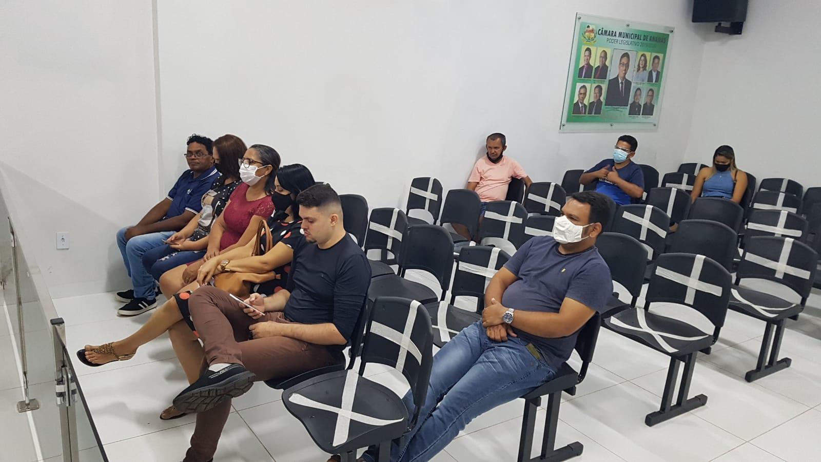 Primeira-dama e secretária da Mulher, Glória Nepomoceno, participa de reunião na Câmara Municipal de Ananás
