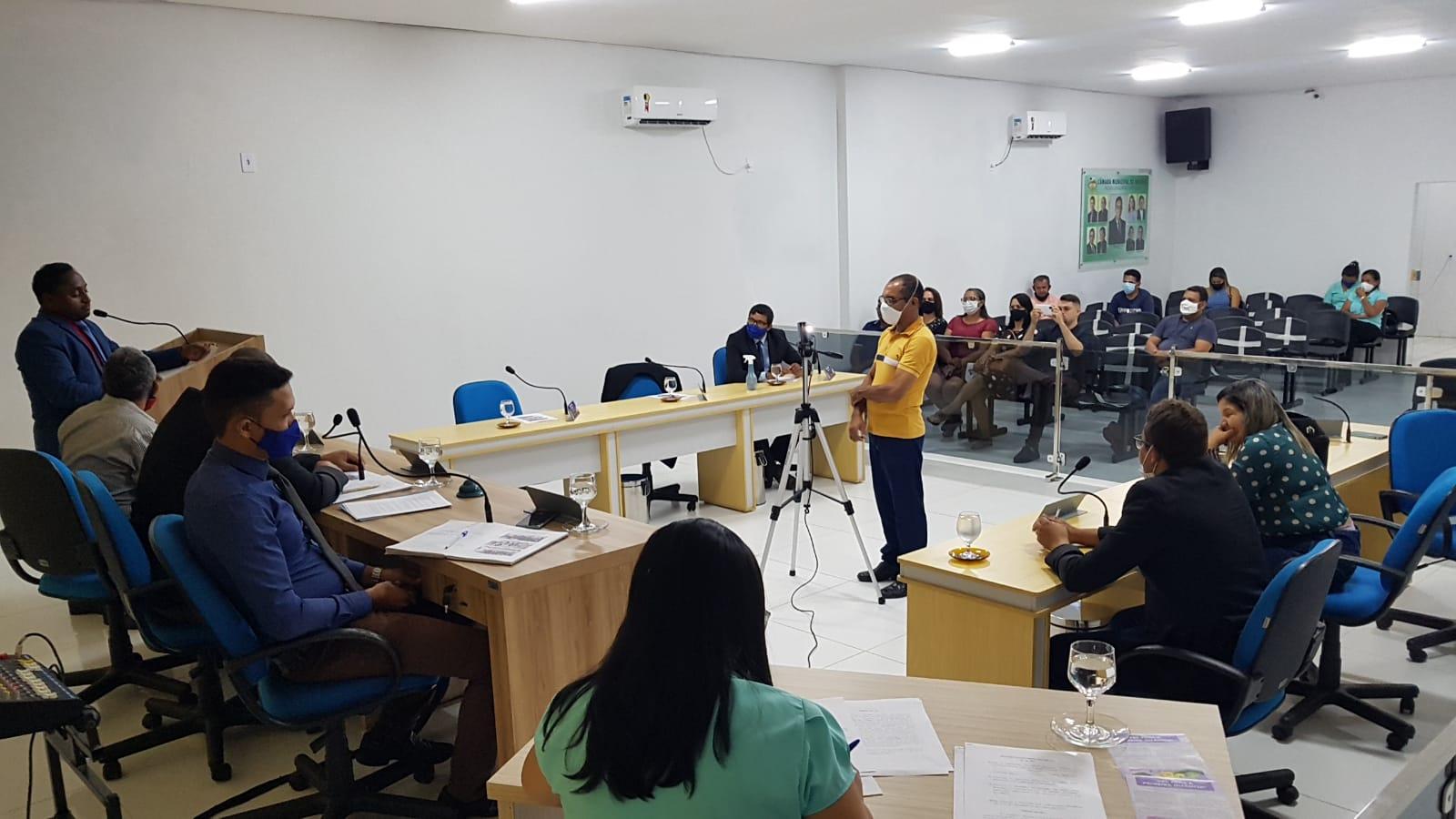 Primeira-dama e secretária da Mulher, Glória Nepomoceno, participa de reunião na Câmara Municipal de Ananás

