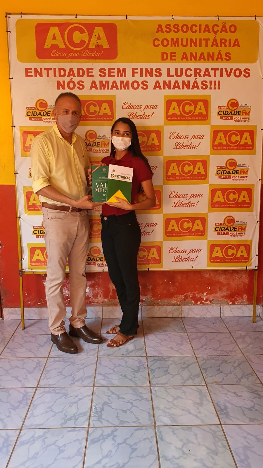 Acadêmicos de Direito da Fabic Ananás recebem Vade Mecum de Wilson Saraiva na ACA pela segunda vez Acadêmicos de Direito da Fabic Ananás recebem Vade Mecum de Wilson Saraiva na ACA pela segunda vez