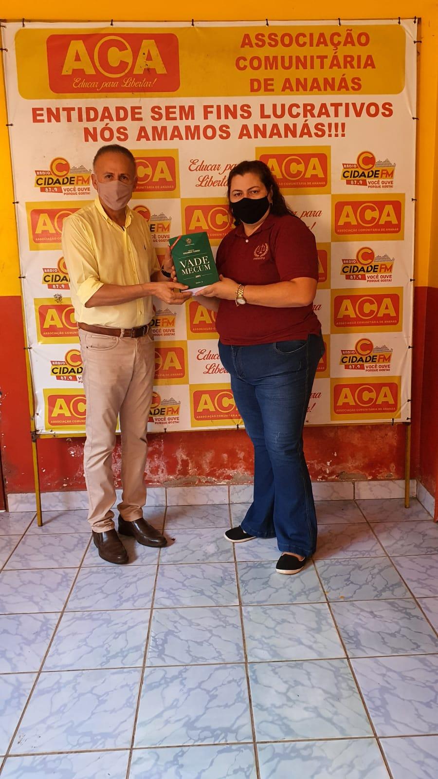 Acadêmicos de Direito da Fabic Ananás recebem Vade Mecum de Wilson Saraiva na ACA pela segunda vez Acadêmicos de Direito da Fabic Ananás recebem Vade Mecum de Wilson Saraiva na ACA pela segunda vez