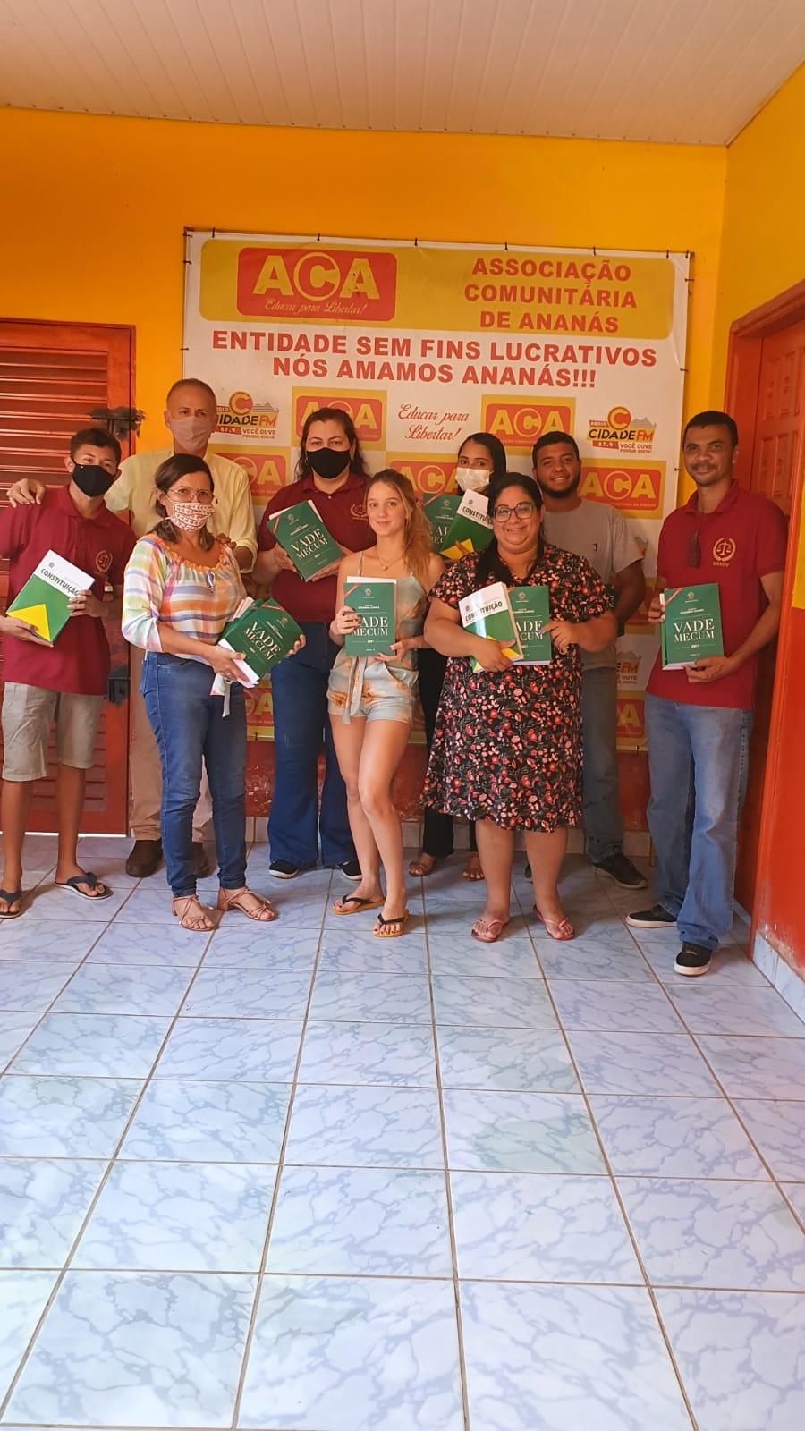 Acadêmicos de Direito da Fabic Ananás recebem Vade Mecum de Wilson Saraiva na ACA pela segunda vez Acadêmicos de Direito da Fabic Ananás recebem Vade Mecum de Wilson Saraiva na ACA pela segunda vez