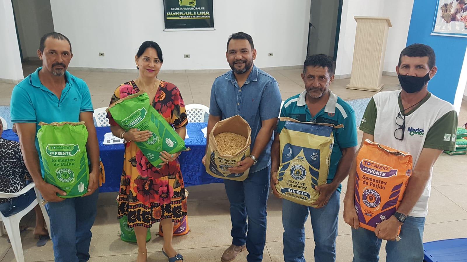 Prefeitura de Ananás, por meio da Secretaria Municipal de Agricultura, faz entrega de sementes