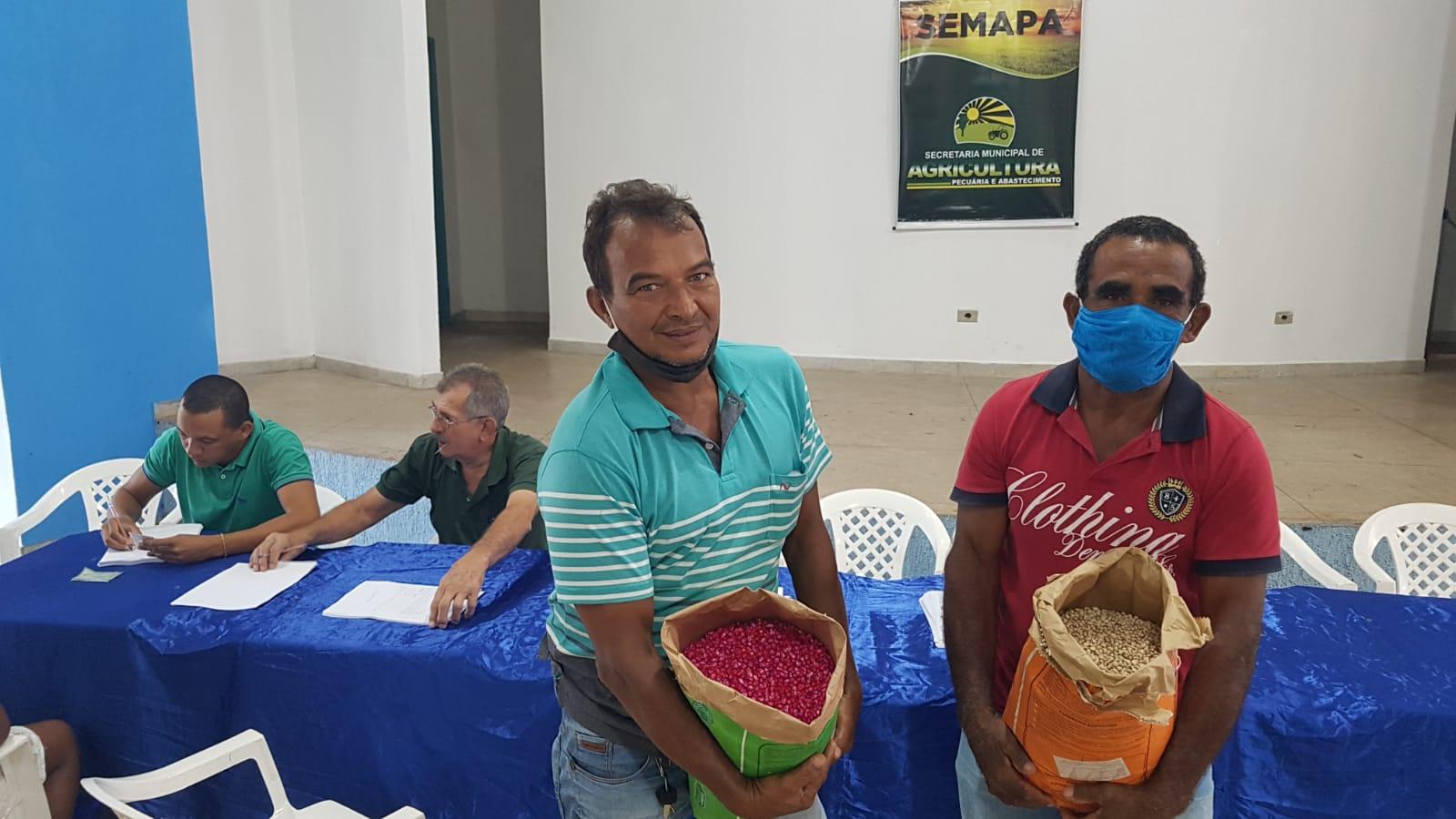 Prefeitura de Ananás, por meio da Secretaria Municipal de Agricultura, faz entrega de sementes