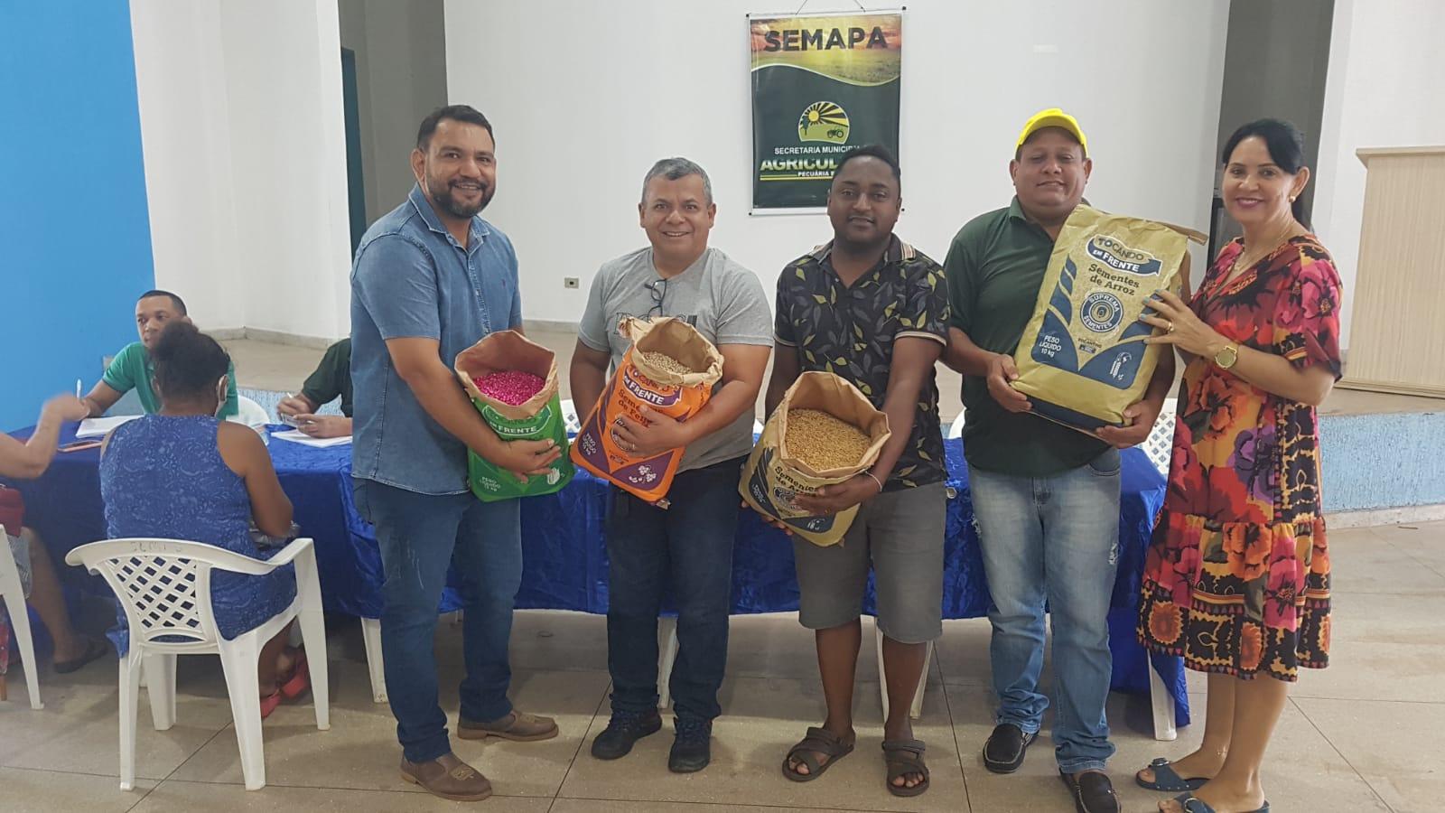 Prefeitura de Ananás, por meio da Secretaria Municipal de Agricultura, faz entrega de sementes