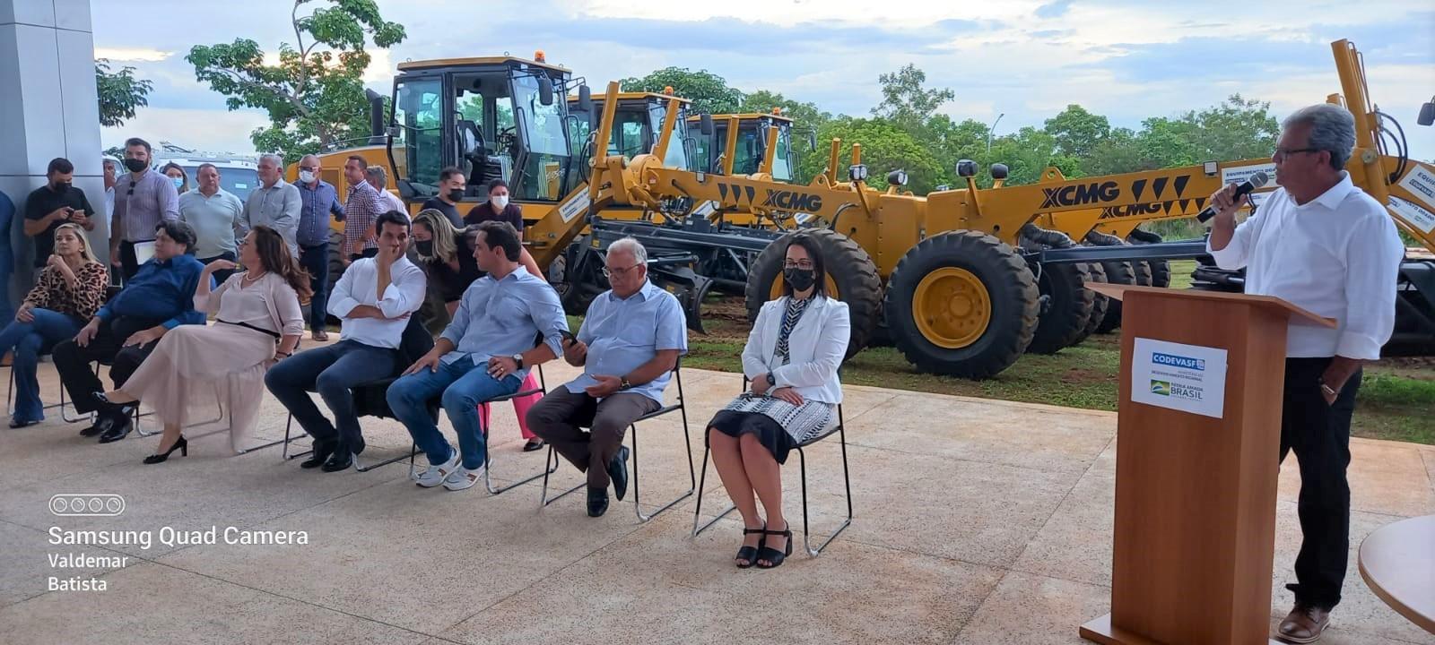 Prefeito Valdemar Nepomoceno recebe maquinário em Palmas