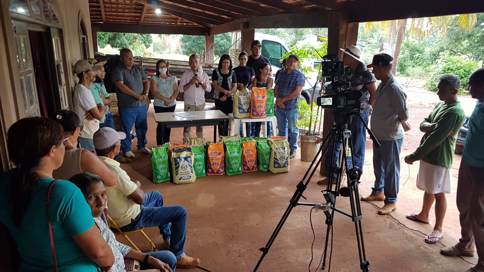 Prefeitura entrega sementes de arroz, feijão e milho aos pequenos agricultores dos Povoados Serra Grande, Tamboril e ACAN