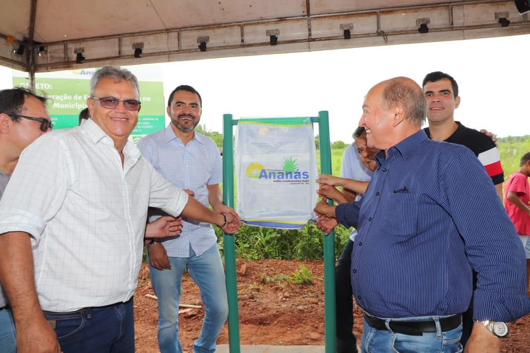 Prefeito de Ananás Valdemar Nepomoceno entrega a população diversas obras em Ananás 