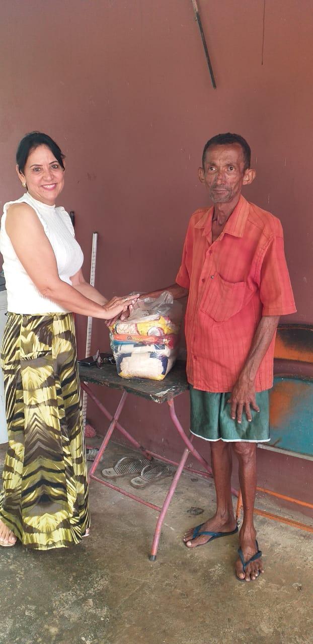 Primeira Dama de Ananás leva atenção e carinho às pessoas de Ananás Primeira Dama de Ananás leva atenção e carinho às pessoas de Ananás