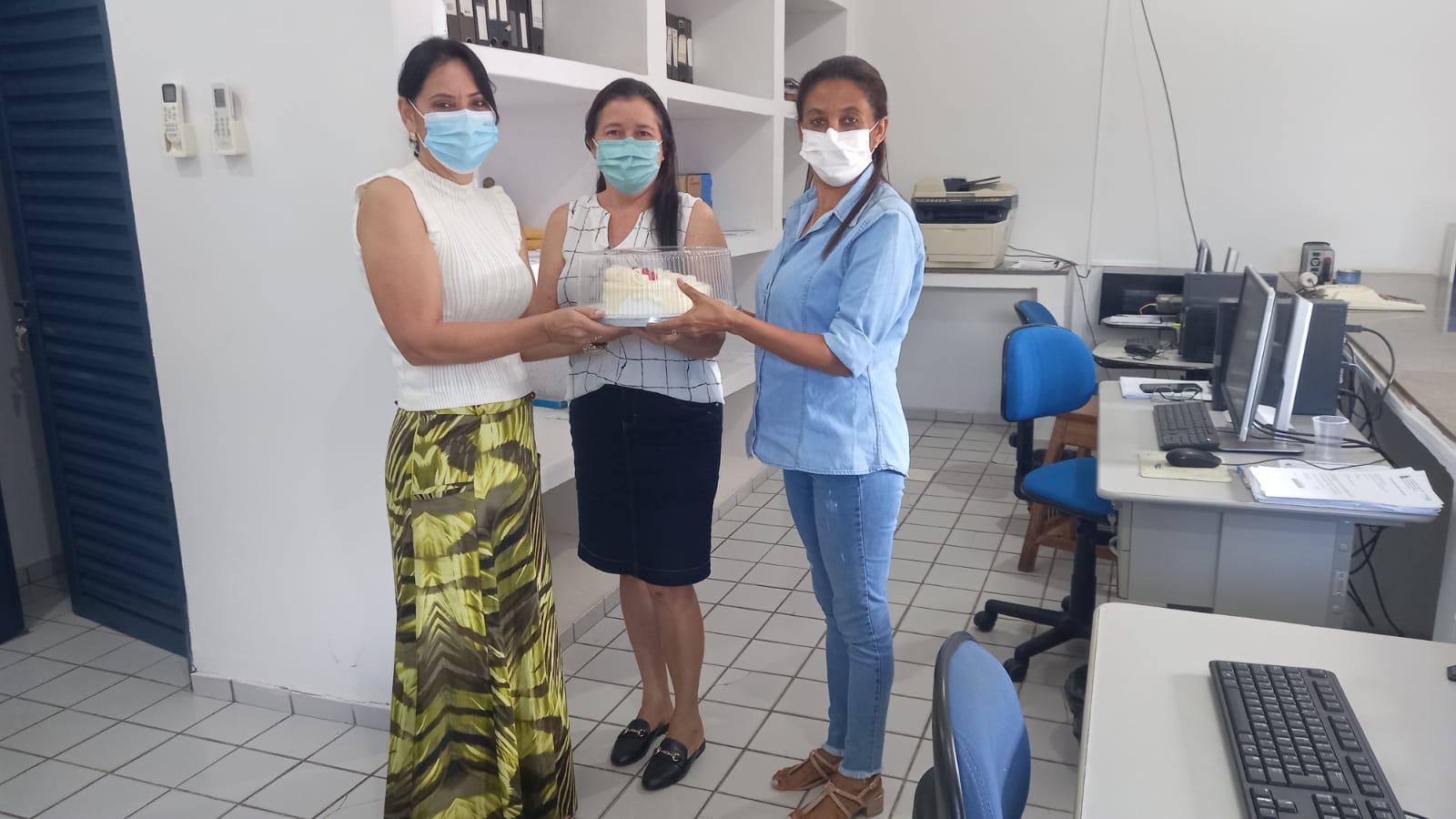 Primeira Dama de Ananás leva atenção e carinho às pessoas de Ananás Primeira Dama de Ananás leva atenção e carinho às pessoas de Ananás