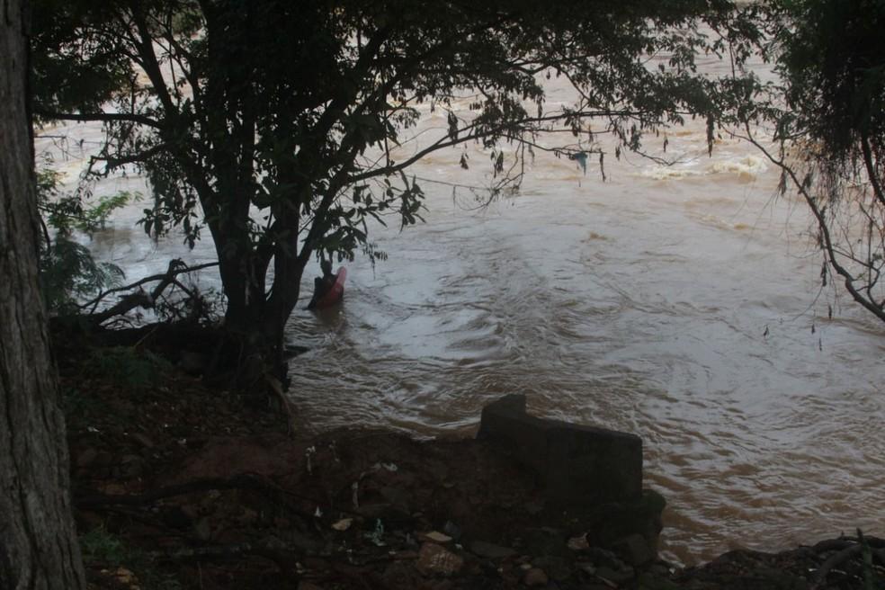 Pai joga filha dentro de rio, em Ponte Nova, e pula em seguida; os dois estão desaparecidos