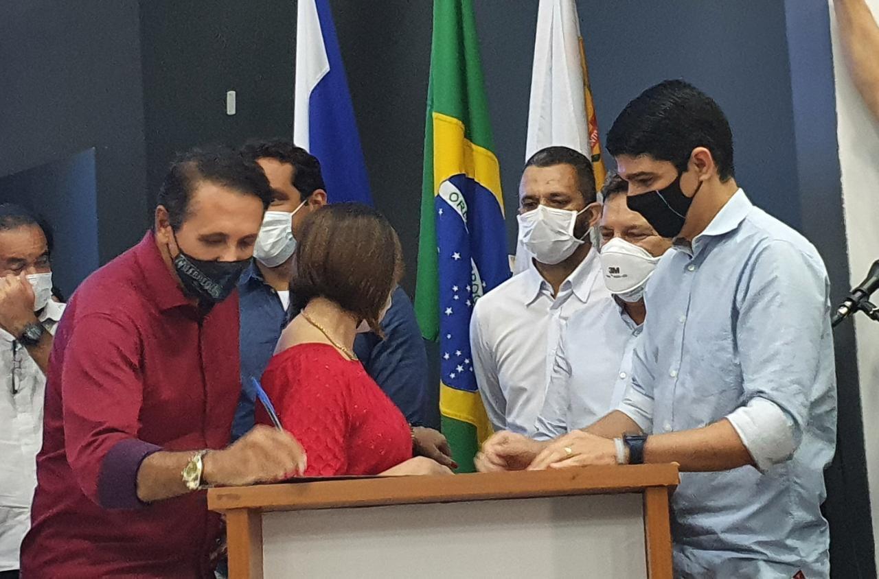 Gaguim compareceu ao evento de assinatura da Ordem de Serviço para obras em cinco quadras de Paraíso
