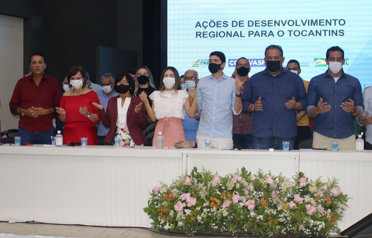 Gaguim compareceu ao evento de assinatura da Ordem de Serviço para obras em cinco quadras de Paraíso