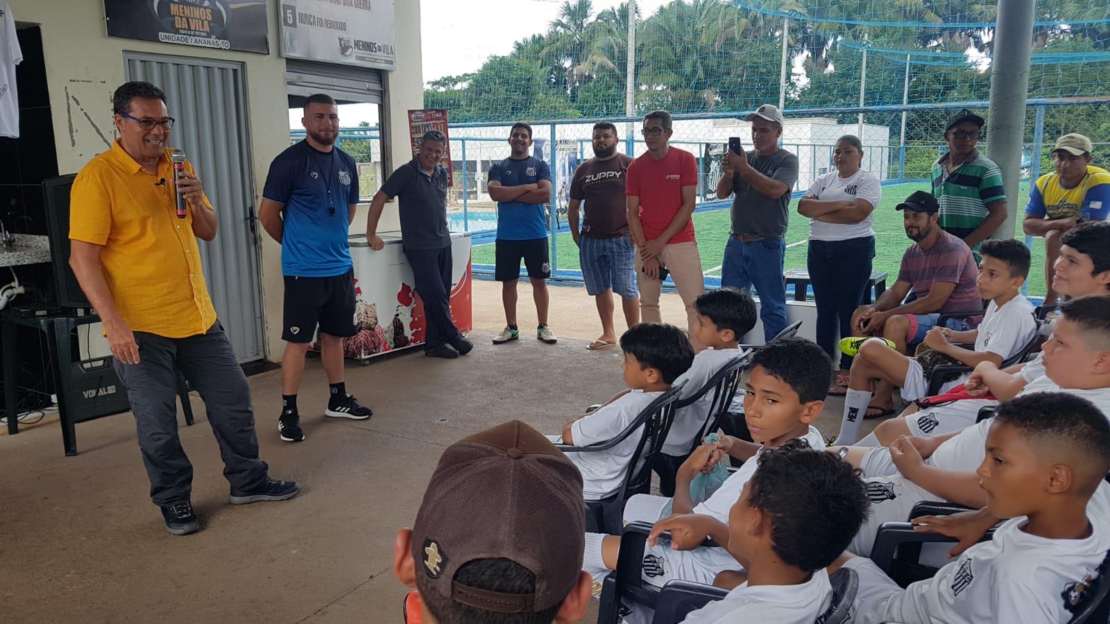 Vanderlei Luxemburgo visita Ananás e deixa mensagem de incentivo aos jovens