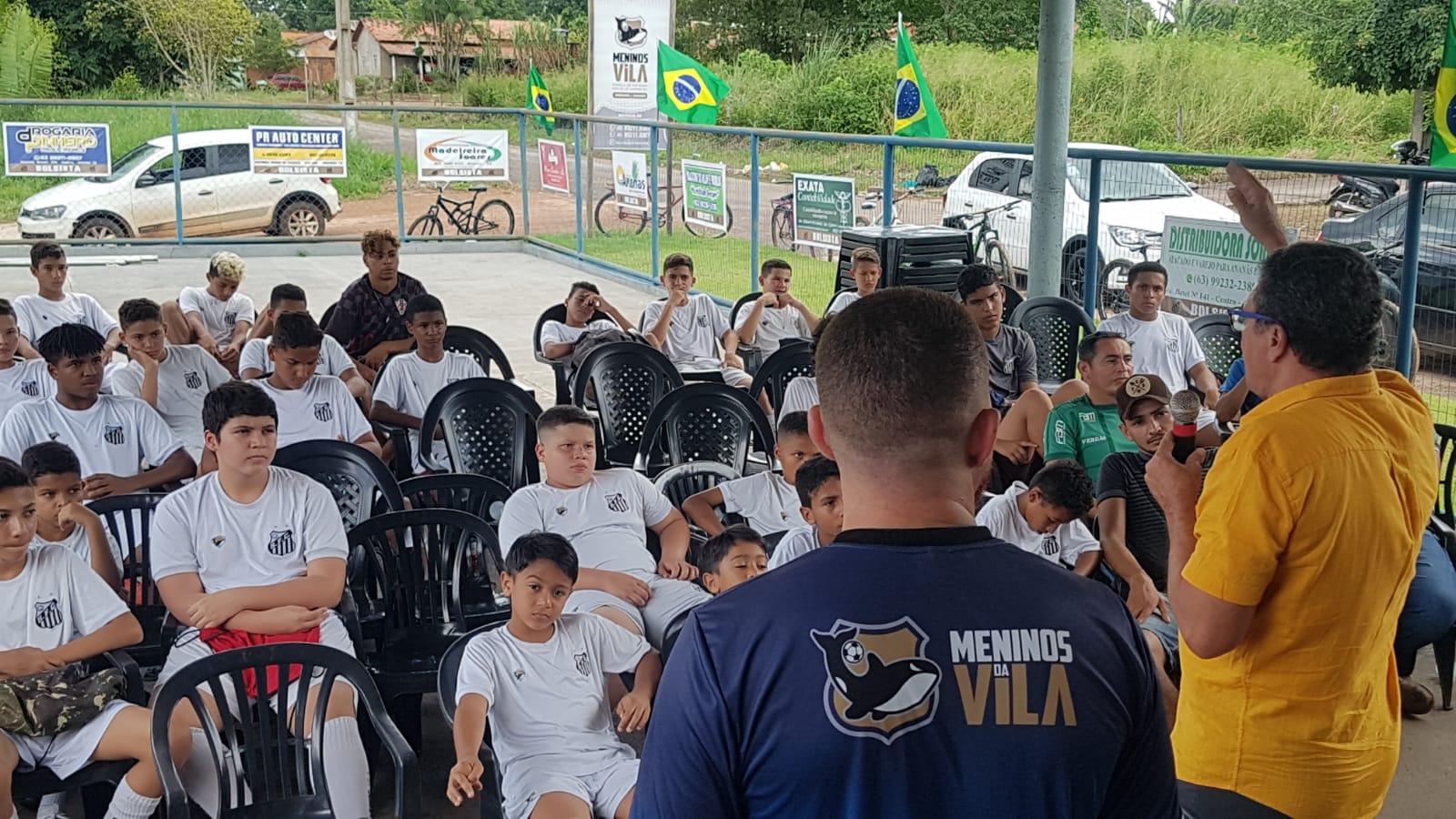 Vanderlei Luxemburgo visita Ananás e deixa mensagem de incentivo aos jovens
