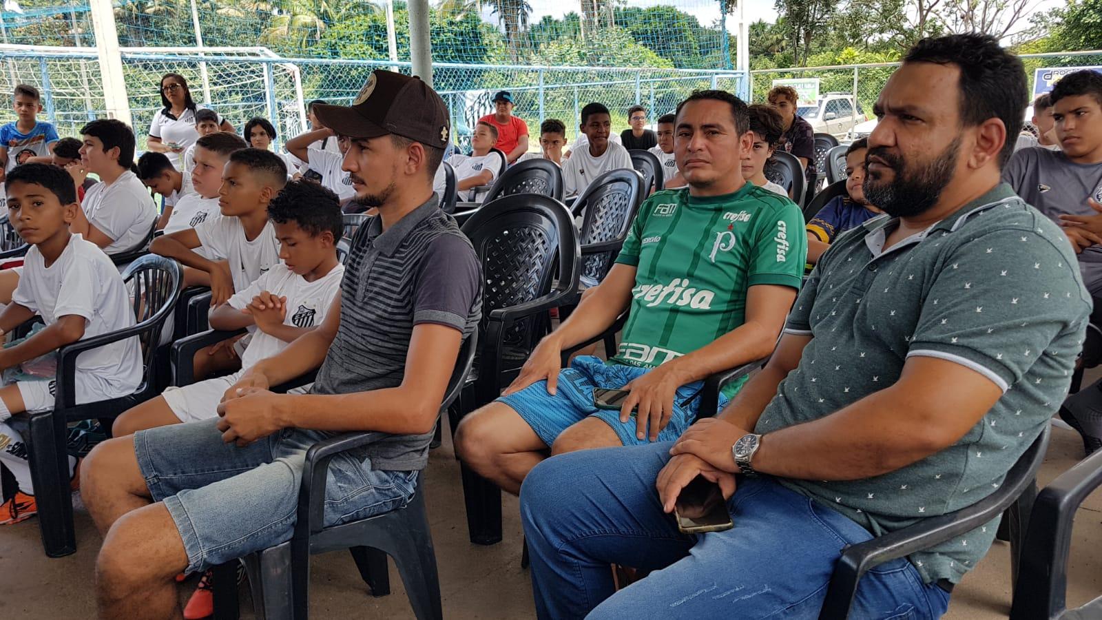 Vanderlei Luxemburgo visita Ananás e deixa mensagem de incentivo aos jovens