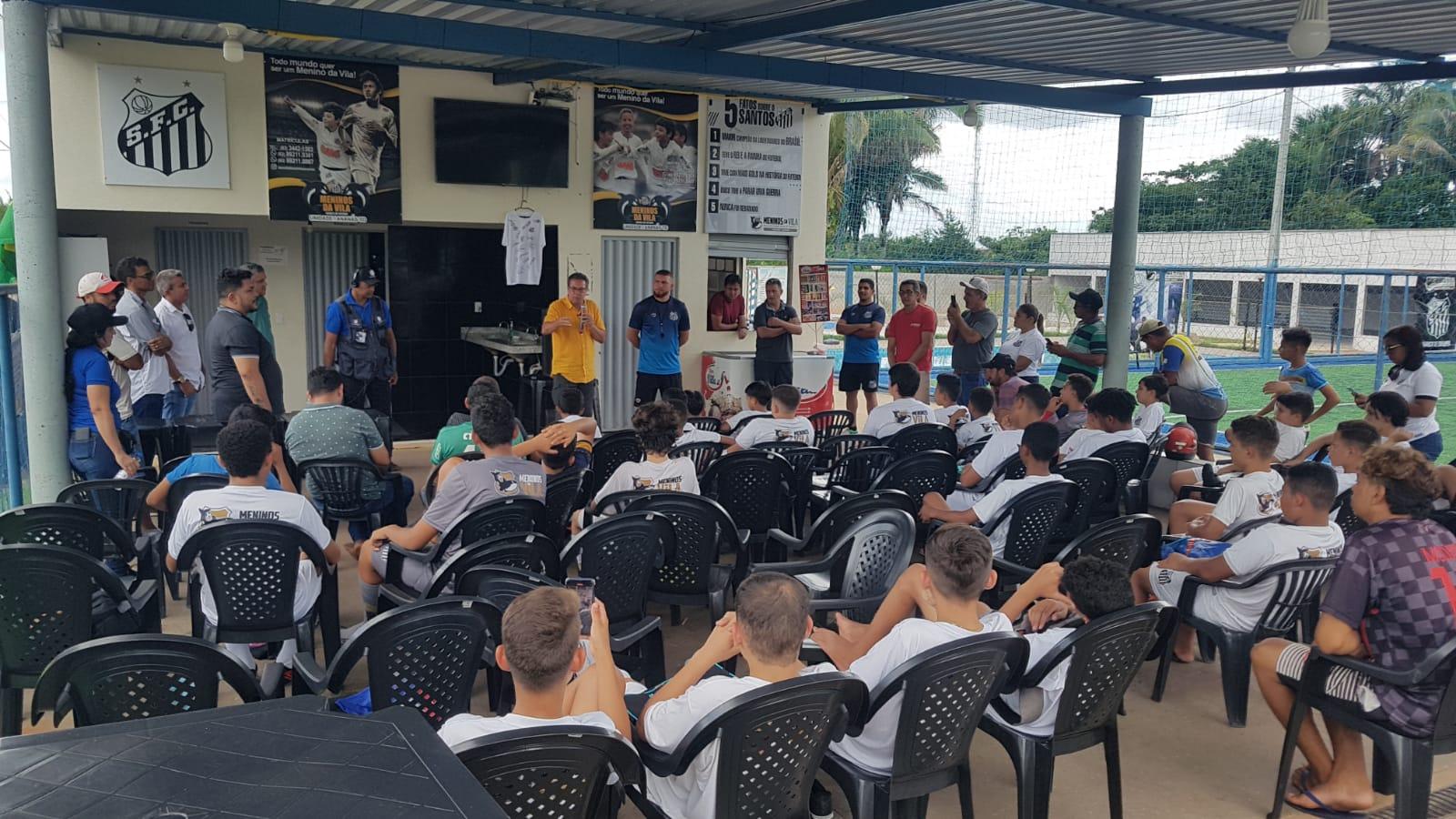 Vanderlei Luxemburgo visita Ananás e deixa mensagem de incentivo aos jovens