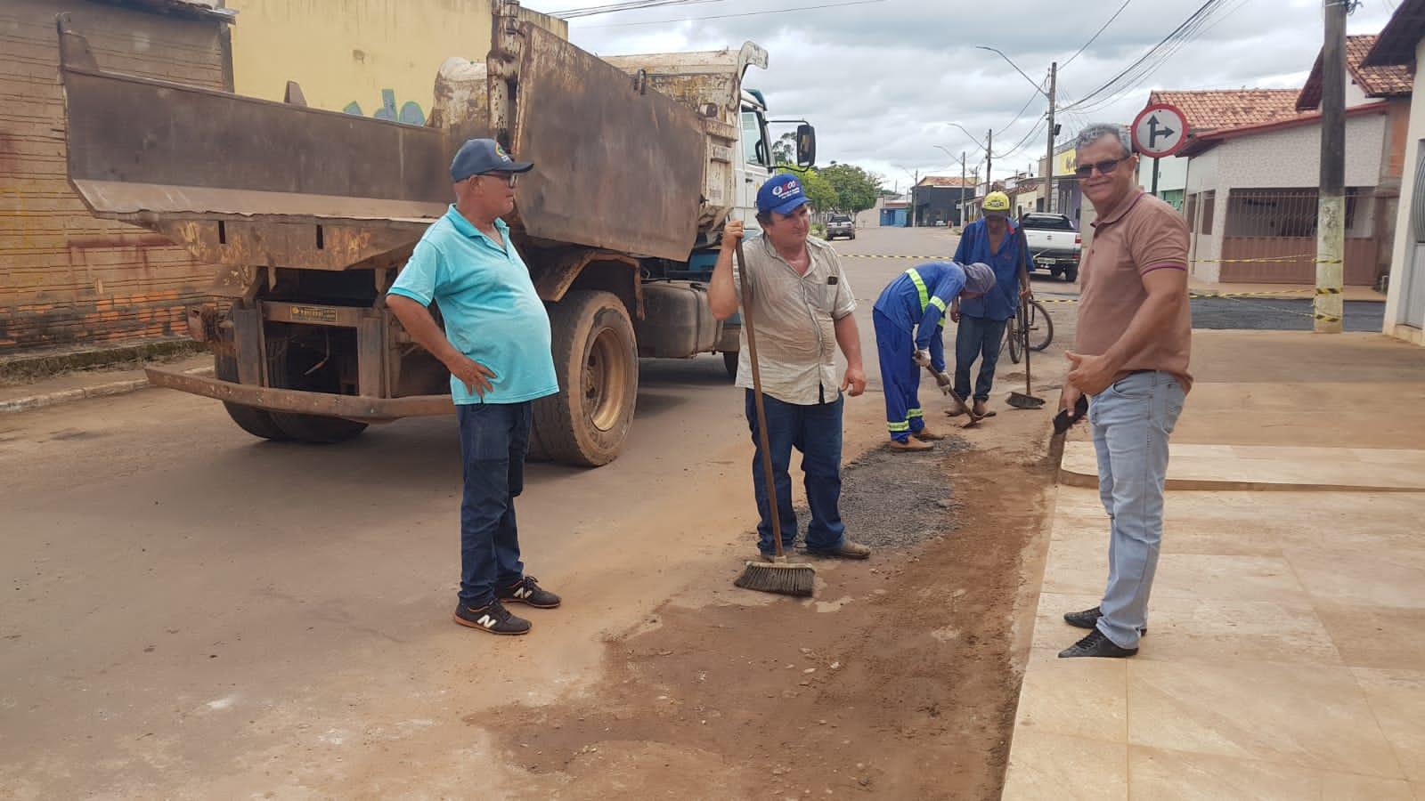 Prefeito Valdemar Nepomoceno apresenta serviços de restauração de ruas em Ananás