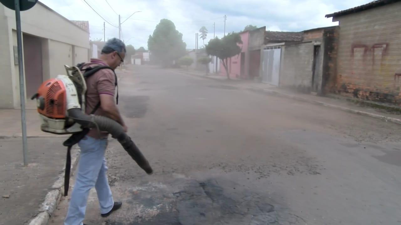 Prefeito Valdemar Nepomoceno apresenta serviços de restauração de ruas em Ananás