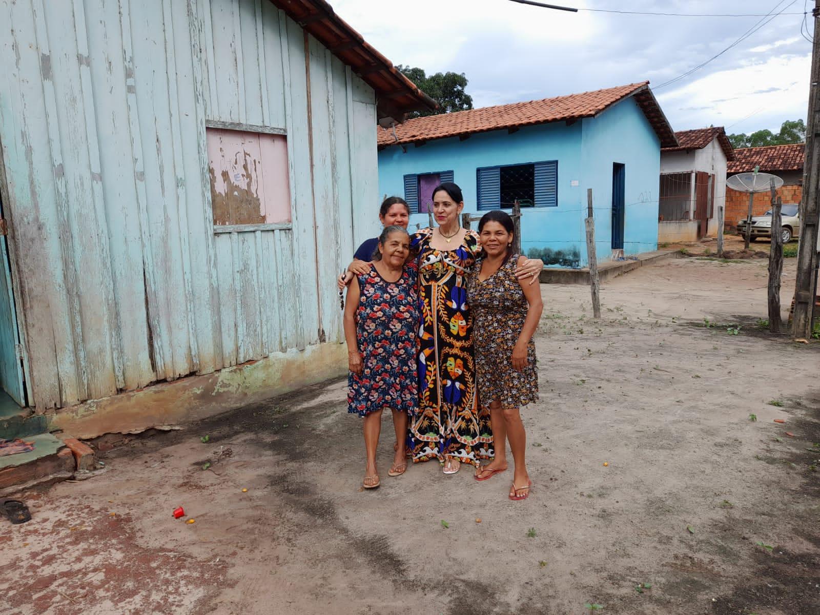 Glória Nepomoceno realiza mais visitas às famílias em Ananás 