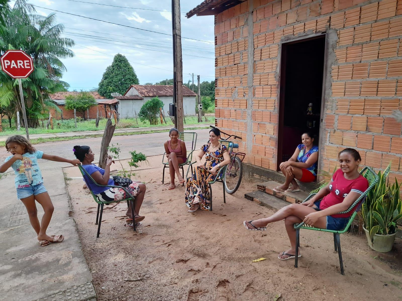 Glória Nepomoceno realiza mais visitas às famílias em Ananás 