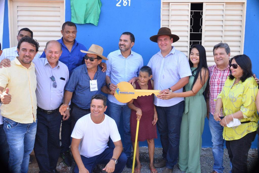 Deputada Valderez acompanha inaugurações entrega de máquinas e títulos públicos em Wanderlândia 