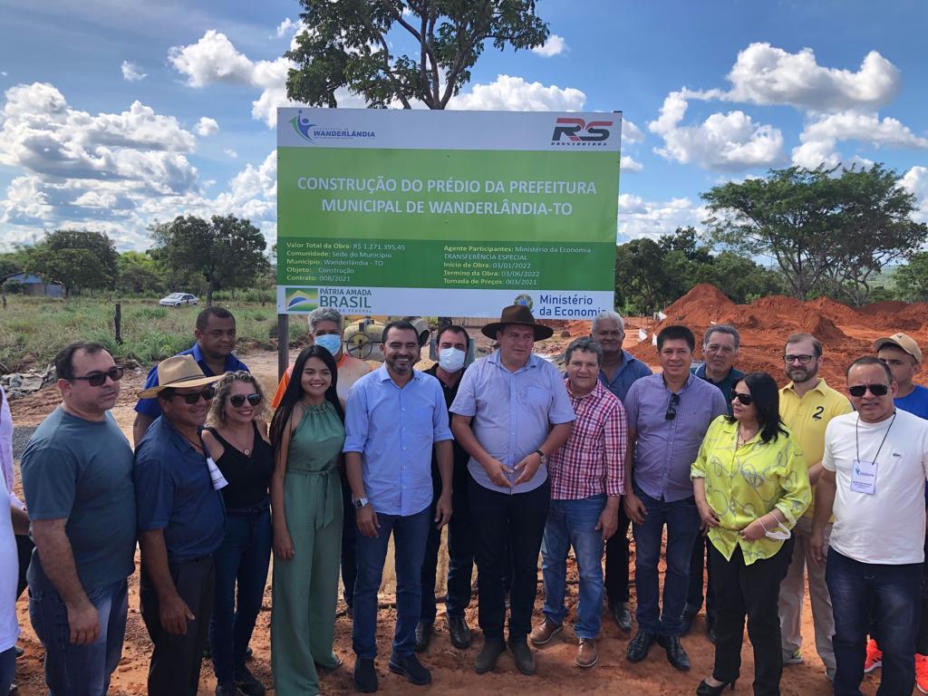 Deputada Valderez acompanha inaugurações entrega de máquinas e títulos públicos em Wanderlândia 
