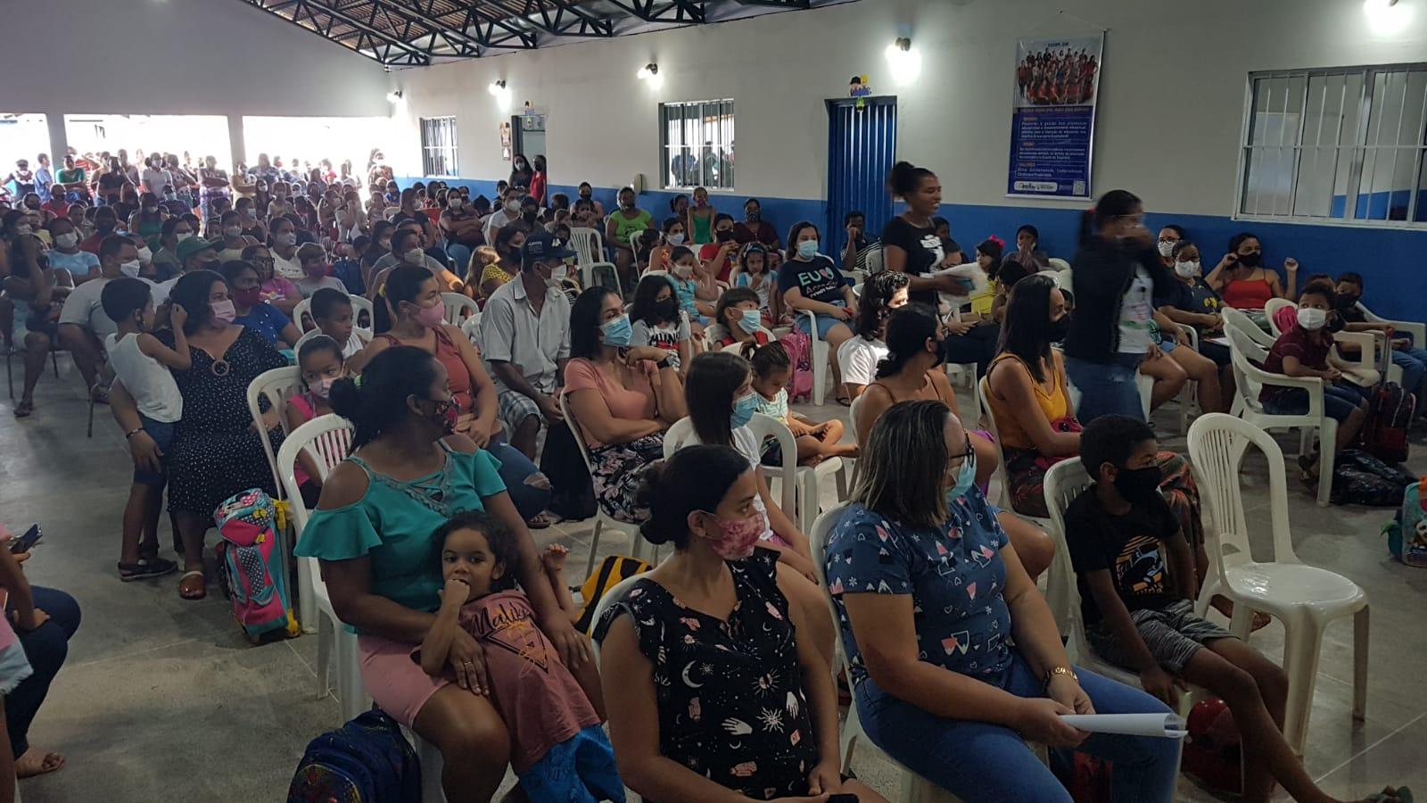 Secretaria Municipal de Educação entrega kits escolares à alunos de Ananás