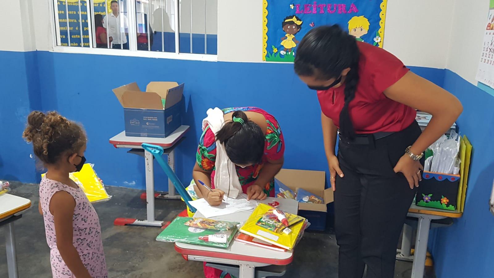 Secretaria Municipal de Educação entrega kits escolares à alunos de Ananás