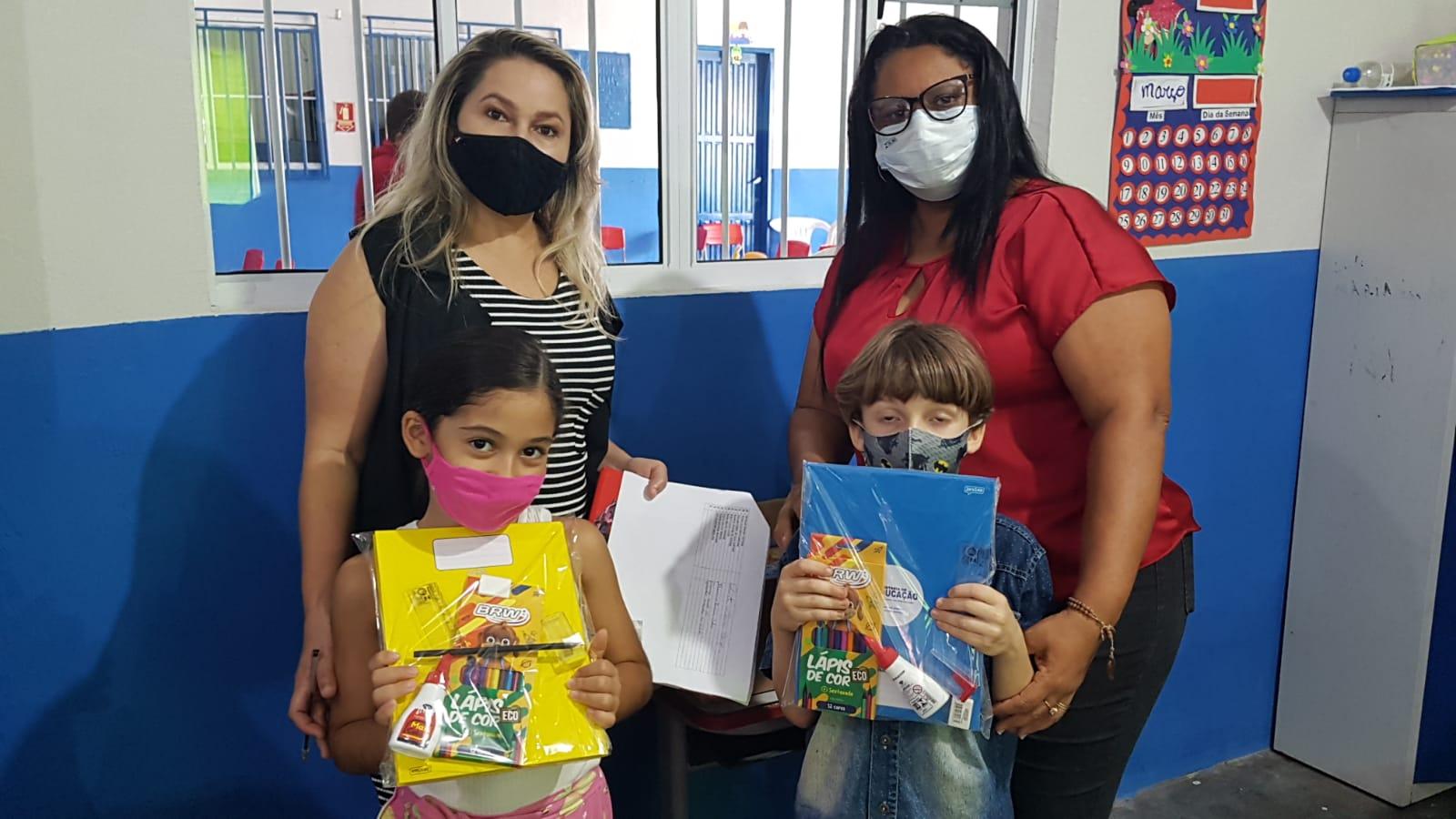 Secretaria Municipal de Educação entrega kits escolares à alunos de Ananás