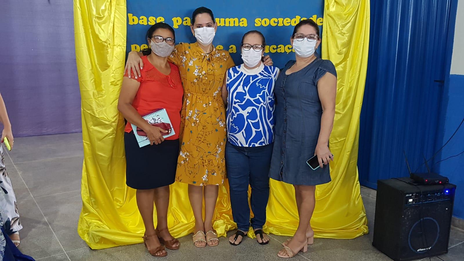 Secretaria Municipal de Educação entrega kits escolares à alunos de Ananás