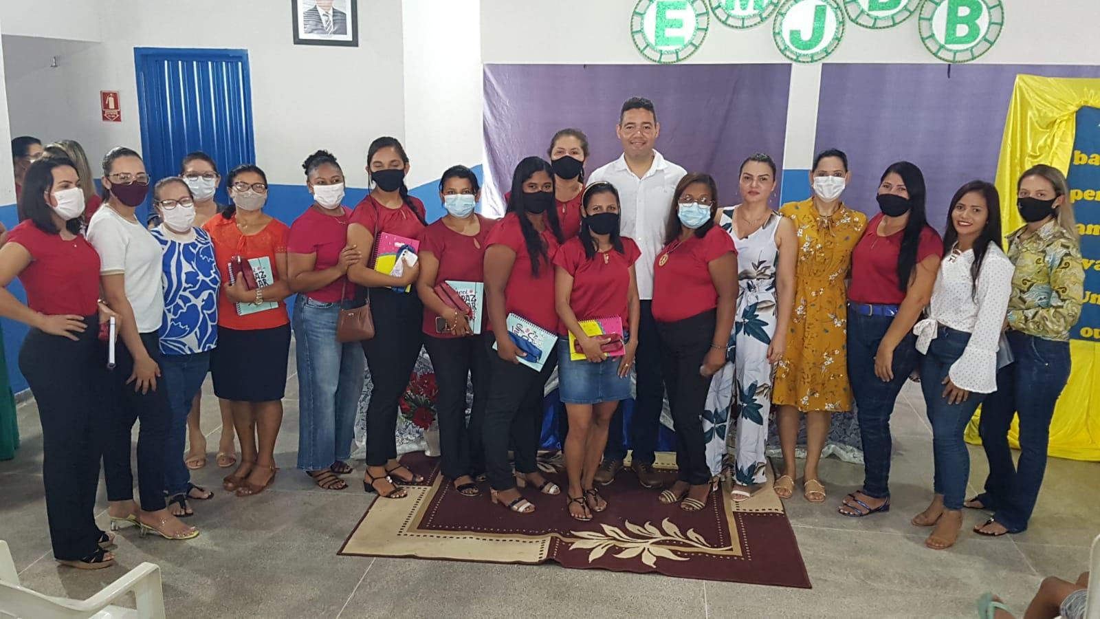 Secretaria Municipal de Educação entrega kits escolares à alunos de Ananás