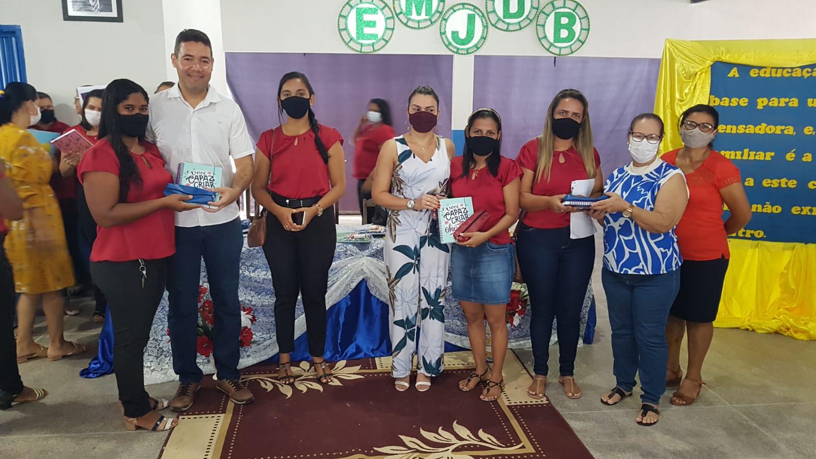 Secretaria Municipal de Educação entrega kits escolares à alunos de Ananás