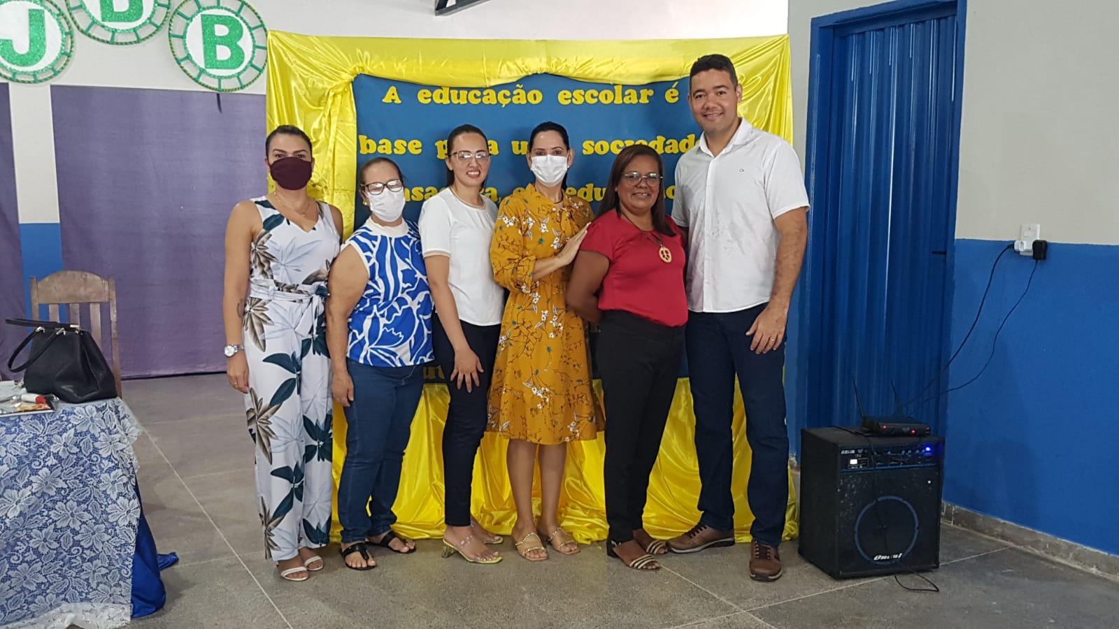 Secretaria Municipal de Educação entrega kits escolares à alunos de Ananás