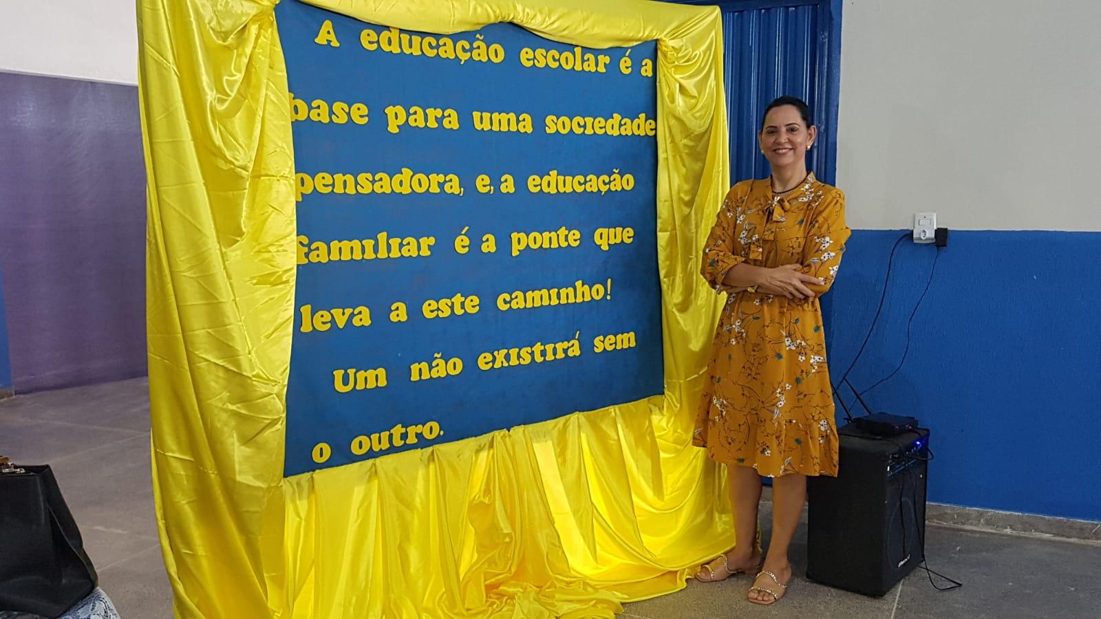 Secretaria Municipal de Educação entrega kits escolares à alunos de Ananás