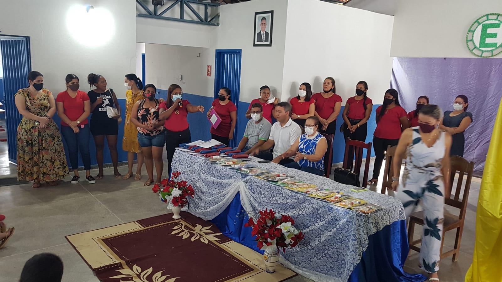 Secretaria Municipal de Educação entrega kits escolares à alunos de Ananás