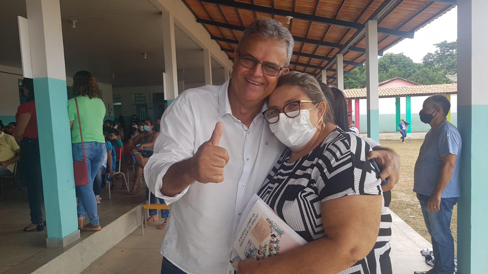 Entrega de Kits de Material escolar continua em Ananás