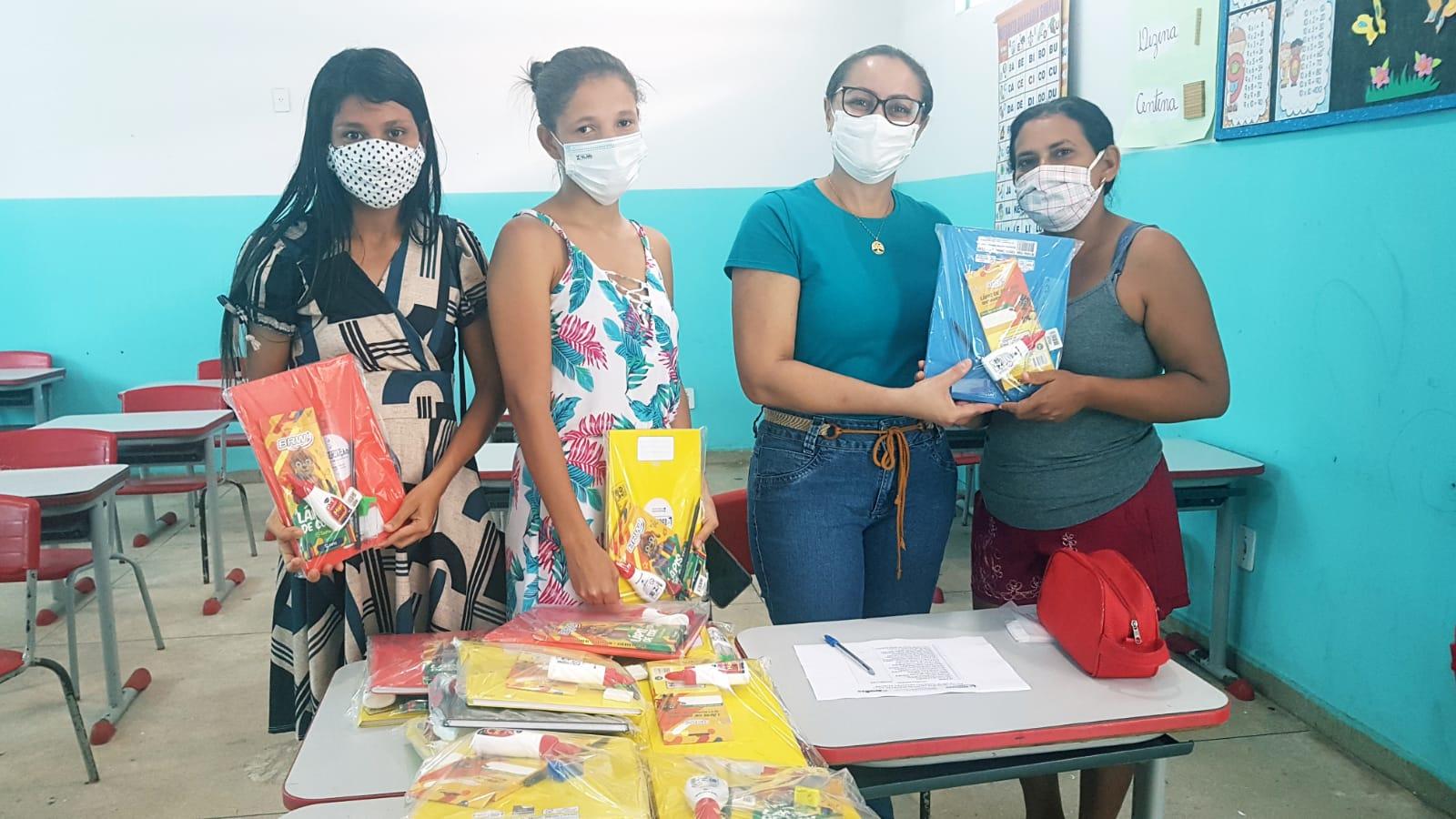 Entrega de Kits de Material escolar continua em Ananás