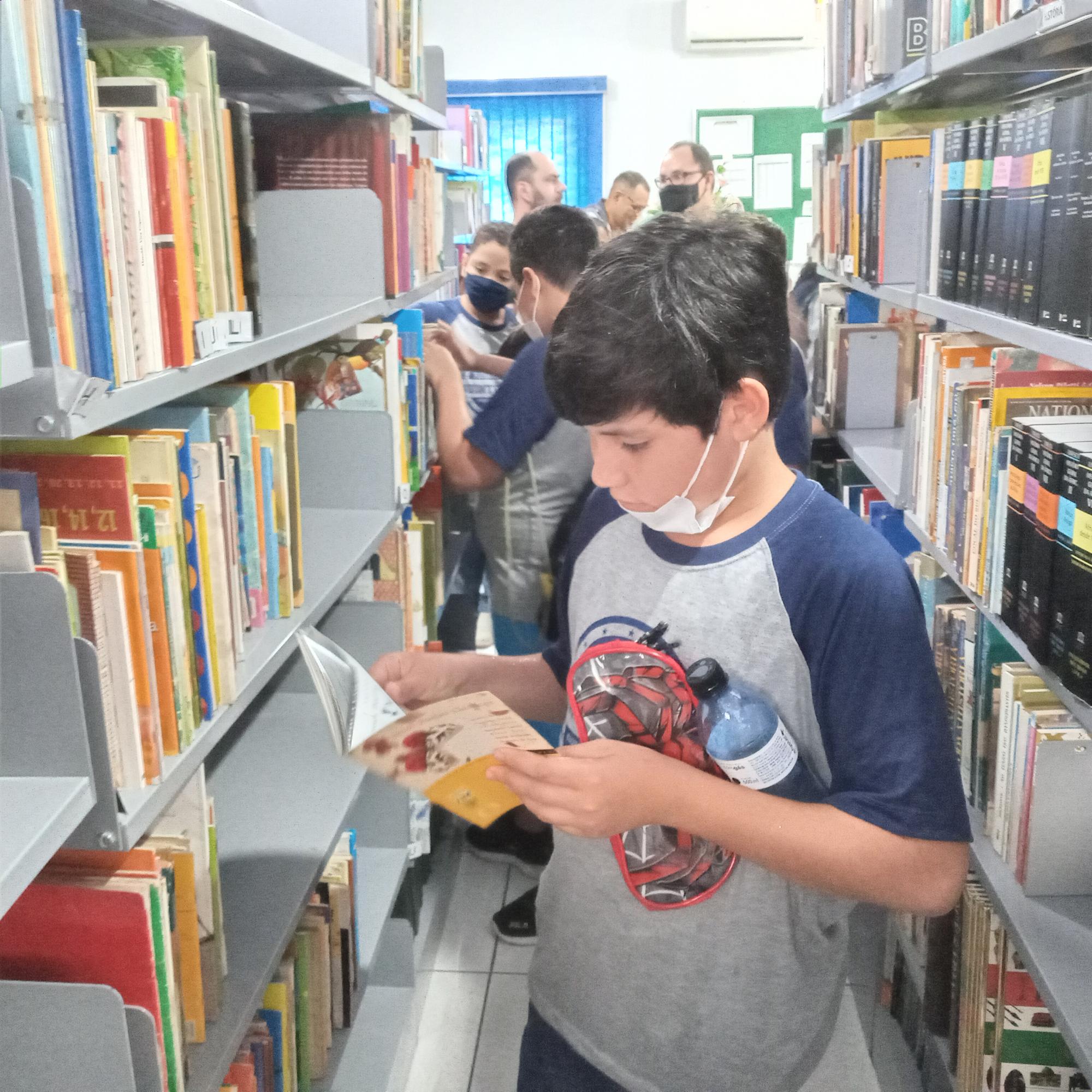 Alunos conhecem a Biblioteca de Araguaína para celebrar o Dia do Livro