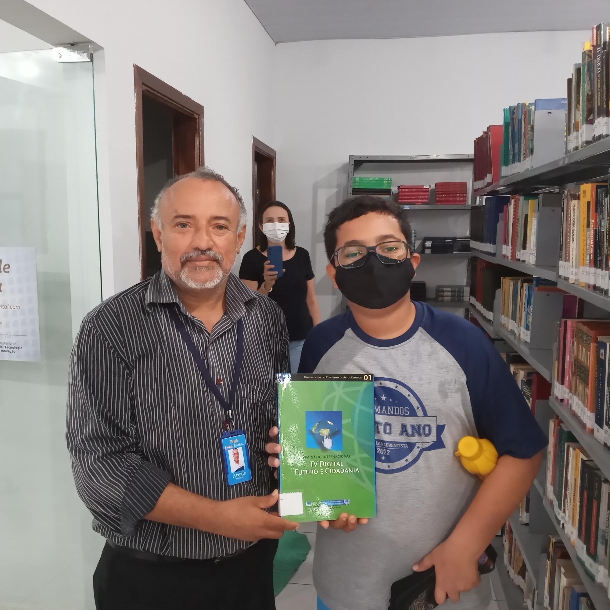 Alunos conhecem a Biblioteca de Araguaína para celebrar o Dia do Livro