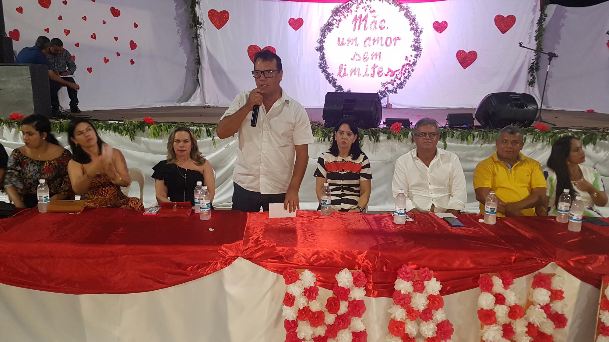 Prefeitura de Ananás celebra o Dia das Mães com show de prêmios   
