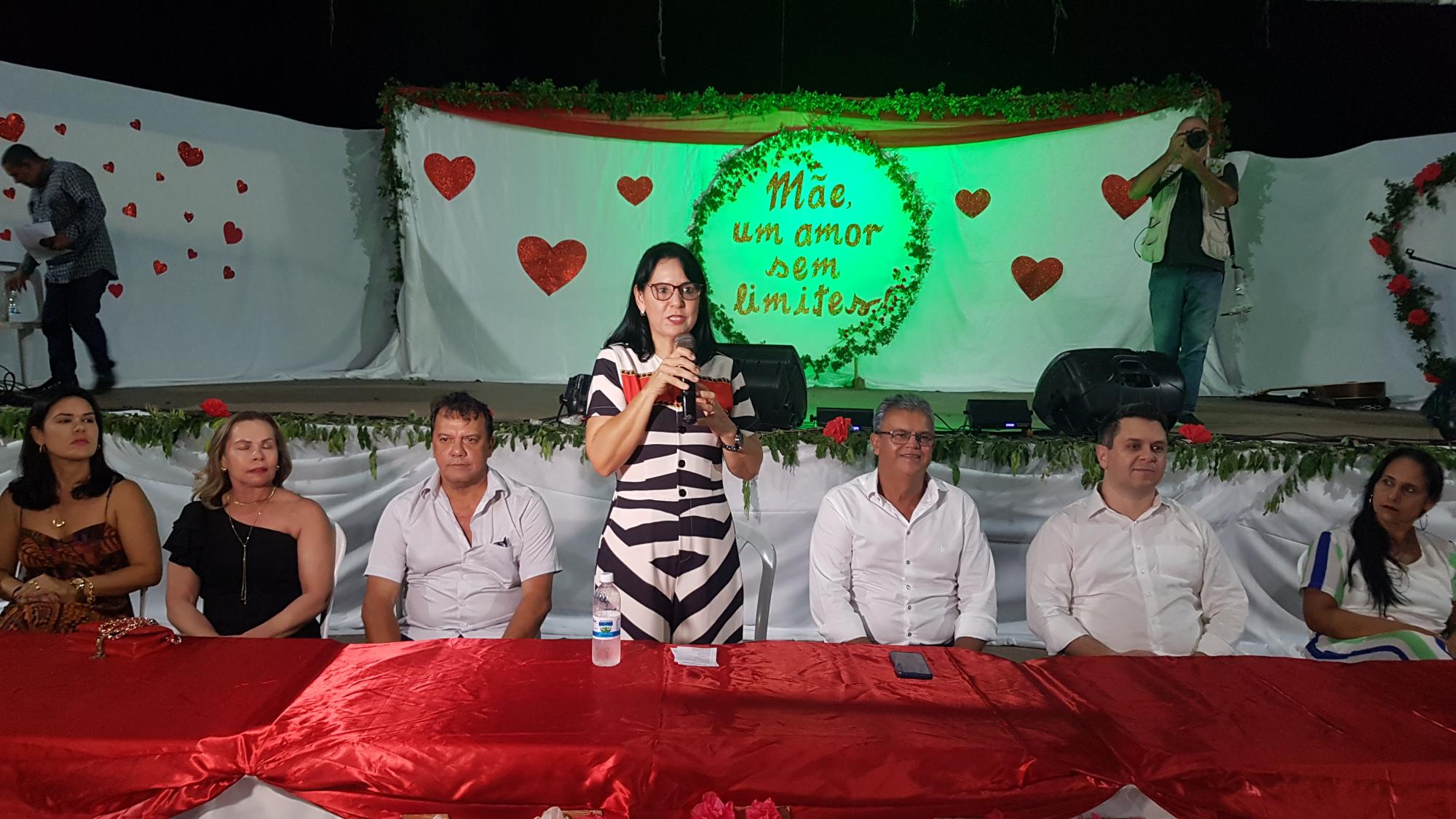 Prefeitura de Ananás celebra o Dia das Mães com show de prêmios   
