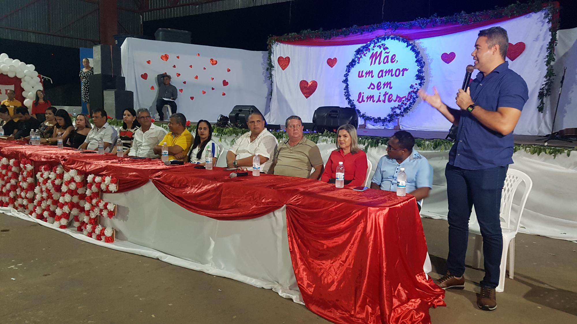 Prefeitura de Ananás celebra o Dia das Mães com show de prêmios   
