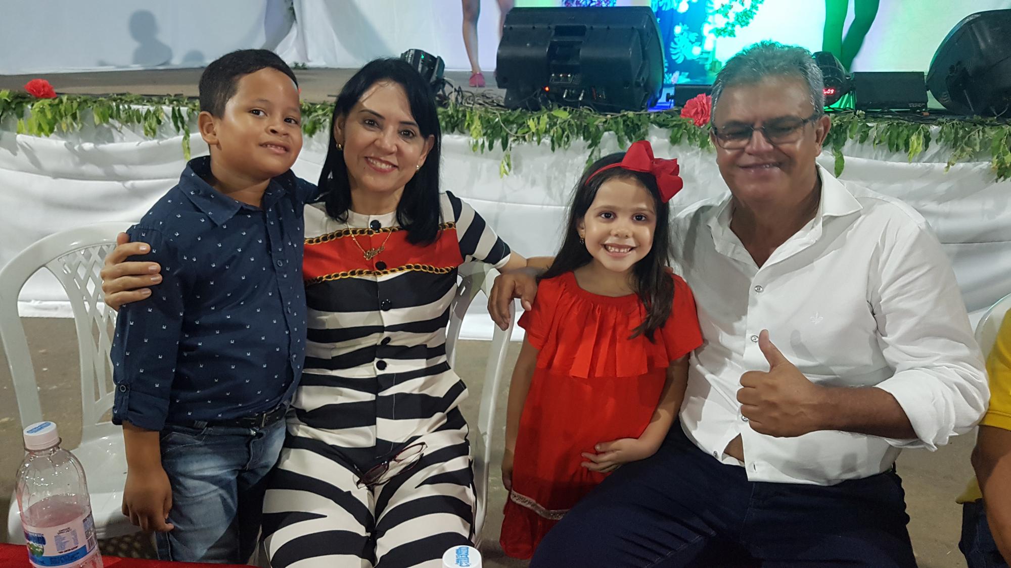 Prefeitura de Ananás celebra o Dia das Mães com show de prêmios   
