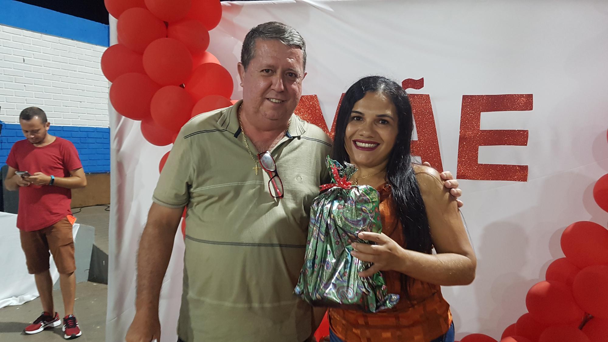 Prefeitura de Ananás celebra o Dia das Mães com show de prêmios   
