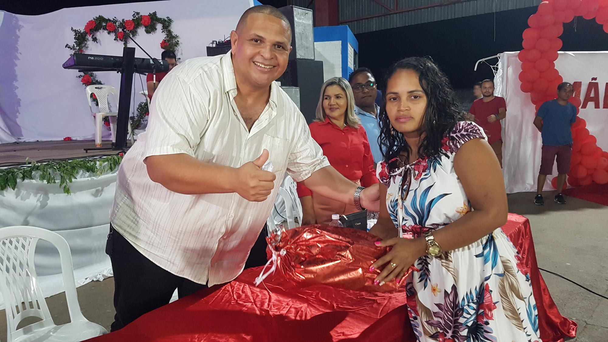 Prefeitura de Ananás celebra o Dia das Mães com show de prêmios   
