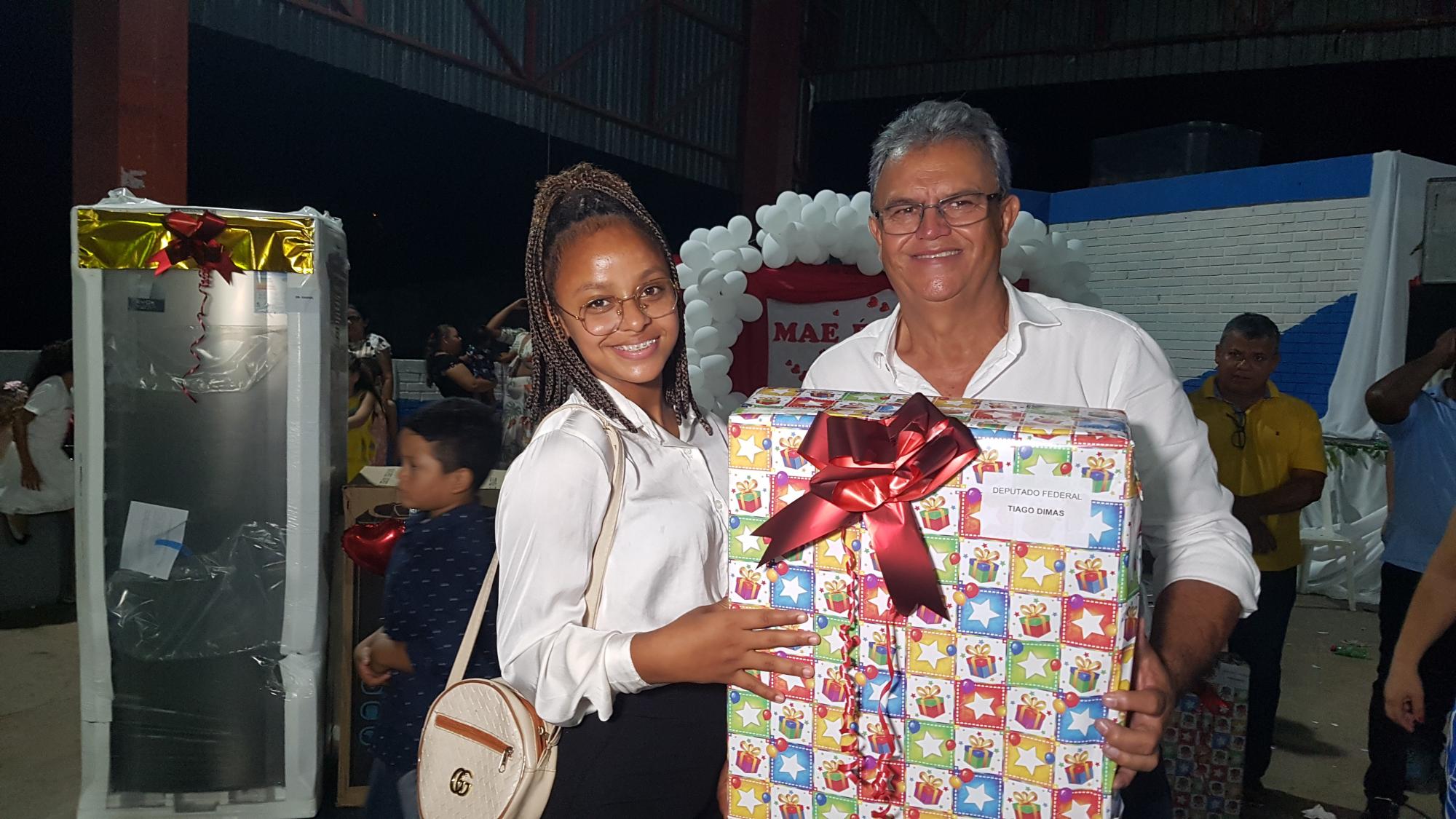 Prefeitura de Ananás celebra o Dia das Mães com show de prêmios   
