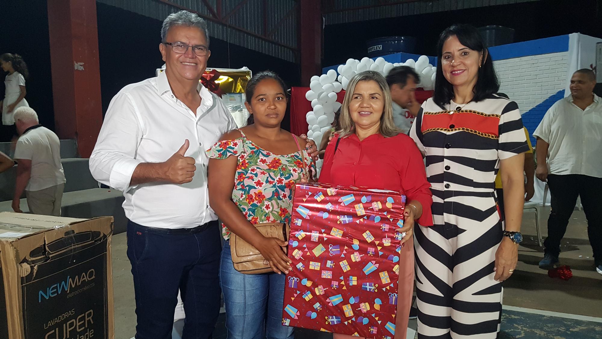 Prefeitura de Ananás celebra o Dia das Mães com show de prêmios   
