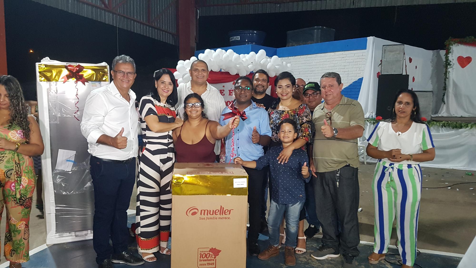 Prefeitura de Ananás celebra o Dia das Mães com show de prêmios   
