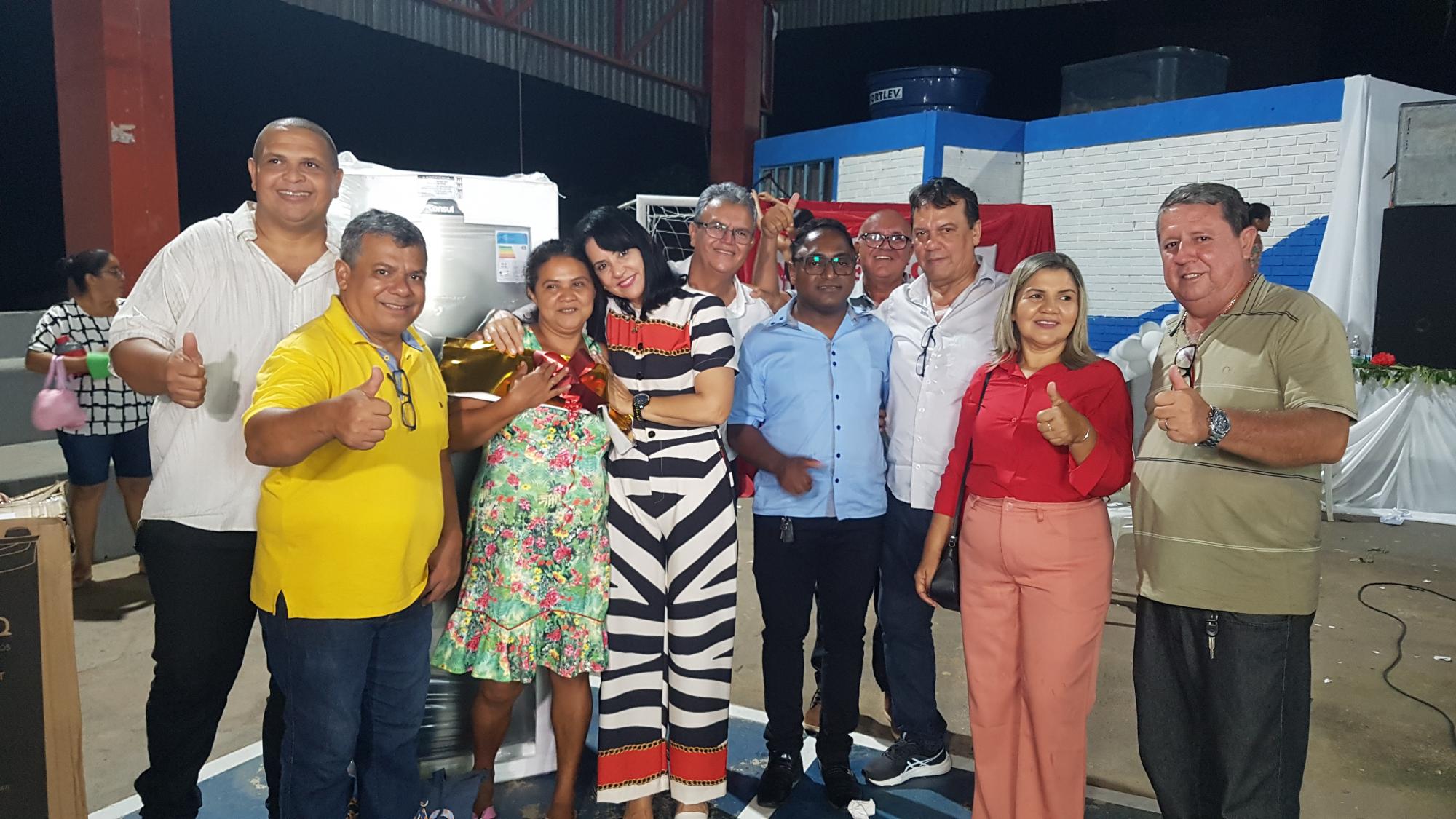 Prefeitura de Ananás celebra o Dia das Mães com show de prêmios   
